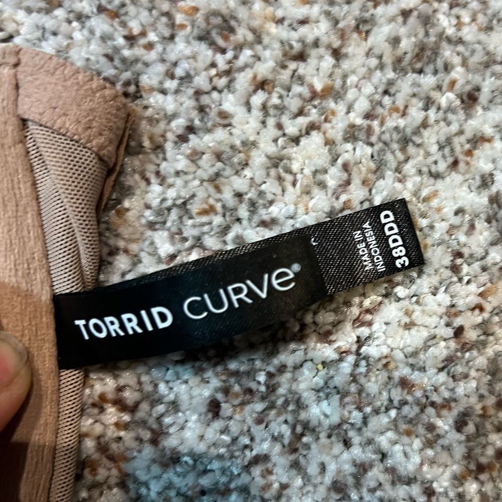 TORRID CURVE: Front Close - Picture 5 of 6